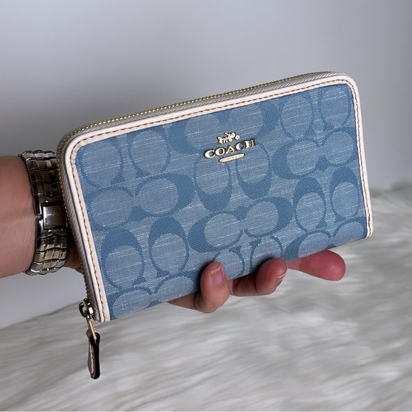 Coach Handbags - NWT💃Coach Medium Id Zip Wallet In Signature Chambray